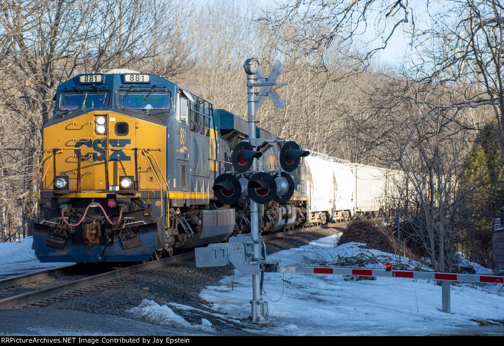 CSX 881 leads Q425 west at Upper Russell Road 